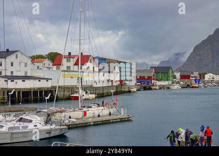 14 septembre 2024 Îles Lofoten, Norvège Port de Henningsvaer dans la municipalité de VŒgan, comté de Nordland, Îles Lofoten, Norvège Banque D'Images