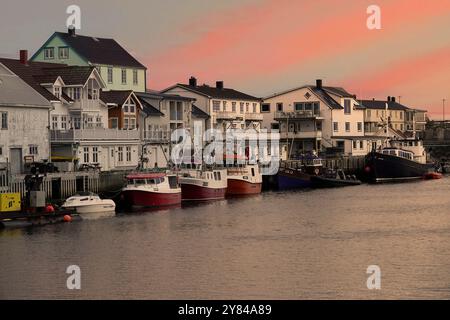 14 septembre 2024 Îles Lofoten, Norvège Port de Henningsvaer dans la municipalité de VŒgan, comté de Nordland, Îles Lofoten, Norvège Banque D'Images