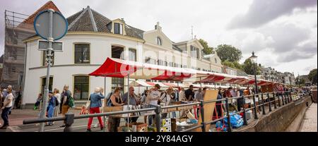 Scène de rue avec des gens se promenant le long du marché du livre local annuel sur une journée ensoleillée dans le centre-ville historique de la tour de Deventer hanséatique Banque D'Images