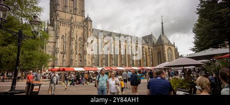 Scène de rue avec des gens se promenant le long du marché du livre local annuel sur une journée ensoleillée dans le centre-ville historique de la tour de Deventer hanséatique Banque D'Images