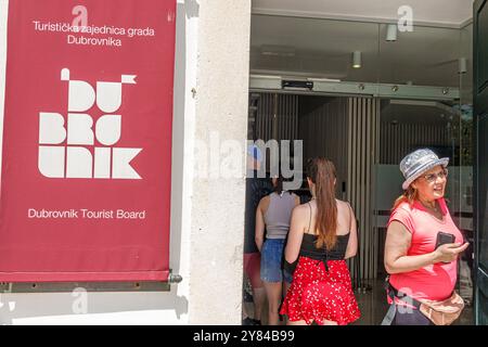 Dubrovnik Croatie, vieille ville, rue de Brsalje, Office du tourisme, centre d'information des visiteurs, entrée extérieure, femme entrant en sortant, croate B Banque D'Images