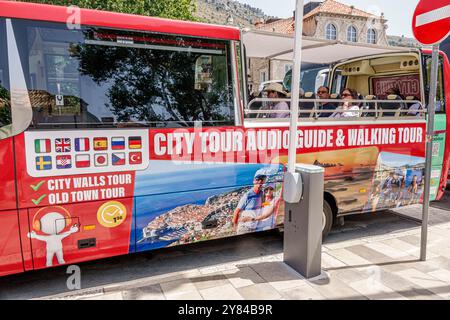 Dubrovnik Croatie, vieille ville, rue de Brsalje, bus de visite audio pick up point, drapeaux langues, Balkans croates Europe européenne, visiteurs voyage tr Banque D'Images