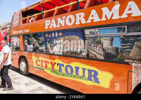 Dubrovnik Croatie, vieille ville, rue Brsalje, Panorama visite touristique bus pick up point, Balkans croates Europe UE européenne, visiteurs voyage tra Banque D'Images