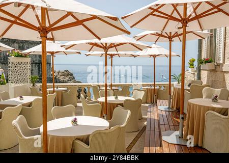 Dubrovnik Croatie,vieille ville,Brsalje Street plaza terrasse,Nautika restaurant parasols al fresco salle à manger, tables chaises,Croatie Balkans Europe européenne E Banque D'Images