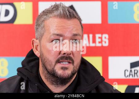 CARDIFF, ROYAUME-UNI. 28 août 2024. Le manager de l'équipe nationale des pays de Galles, Matty Jones, annonce son équipe pour le prochain match de phase de groupes de qualification UEFA Euro U-21 2025 contre Tchéquie le 11 octobre 2024 (PIC by John Smith/FAW) crédit : Football Association of Wales/Alamy Live News Banque D'Images