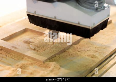 Sculpture sur bois avec machine de défonceuse CNC industrielle 3 axes. Procédé de gravure automatisé. Mise au point sélective. Banque D'Images