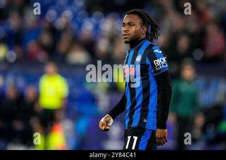 GELSENKIRCHEN, ALLEMAGNE - 2 OCTOBRE : Ademola Lookman d'Atalanta BC regarde pendant le match de phase MD2 de la Ligue des champions 2024/25 de l'UEFA entre le FC Shakhtar Donetsk et Atalanta BC à l'Arena AufSchalke le 2 octobre 2024 à Gelsenkirchen, Allemagne. (Photo de René Nijhuis) Banque D'Images