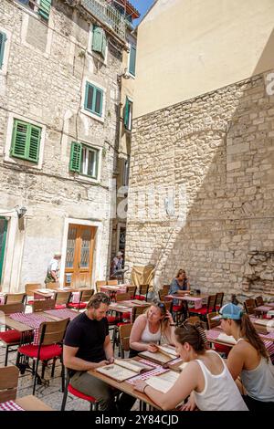 Split Croatie, vieille ville, rue Adamova ulica, Fortuna Pizzeria Konoba Pizzeria Fortuna, restaurant café al fresco manger, homme femmes couple amis, à l'extérieur Banque D'Images