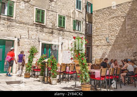 Split Croatie, vieille ville, rue Adamova ulica, Fortuna Pizzeria Konoba Pizzeria Fortuna, restaurant café al fresco manger, homme femmes couple amis, à l'extérieur Banque D'Images