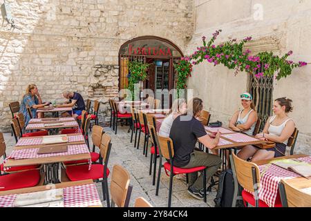 Split Croatie, vieille ville, rue Adamova ulica, Fortuna Pizzeria Konoba Pizzeria Fortuna, restaurant café al fresco manger, homme femmes couple amis, à l'extérieur Banque D'Images