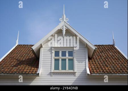 Une maison traditionnelle avec un toit en tuiles rouges et pignon en bois blanc sous un ciel bleu, Sandnes, Fylke Rogaland, Norvège, Europe Banque D'Images