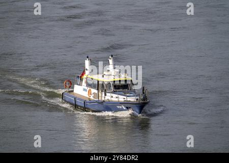 Bateau de la police des eaux de Rhénanie du Nord-Westphalie, sur le Rhin près du port de Duisburg-Ruhrort, WSP8, patrouilleur, Rhénanie du Nord-Westphalie, Allemagne, Europe Banque D'Images