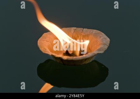 Bol de feuilles placé sur la rivière Narmada avec une mèche brûlante trempée dans l'huile, Ahilya, Madhya Pradesh, Inde du Nord, Inde, Asie Banque D'Images