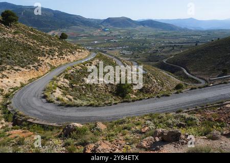 Route sinueuse à travers un paysage de montagne verdoyant à Mirador Laujar, Laujar de Andarax, Province d'Almeria, Almeria, Andalousie, Espagne, Europe Banque D'Images