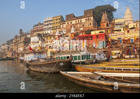 Bateaux, ghats, escaliers sacrés vers le Gange, vue sur la ville au petit matin, Kashi ou Varanasi ou Benares, Uttar Pradesh, Inde, Asie Banque D'Images