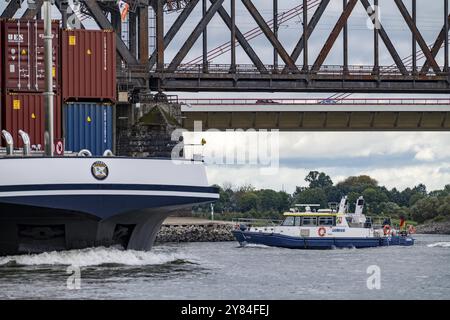 Navire de charge, chargé de conteneurs, sur le Rhin près de Duisbourg, bateau de police des eaux, WSP8, ponts du Rhin, Duisburg-Beeckerwerth, Rhénanie-du-Nord-Westphalie Banque D'Images