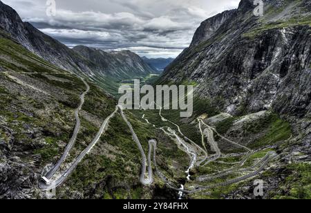 Vue panoramique sur le Trollstigen une route de col de montagne en Norvège Banque D'Images