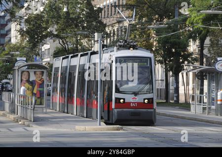 Tram ULF n° 641 (ligne 2) sur Dresdner Strasse à Vienne, Autriche, Europe Banque D'Images