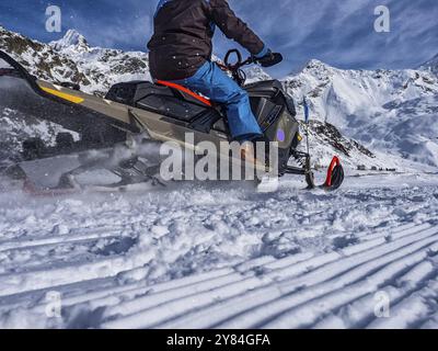 Motoneige sur une piste dans les alpes italiennes Banque D'Images