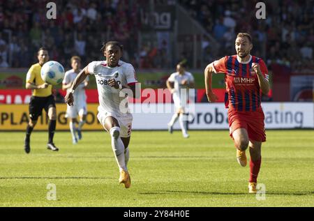 Match de football, Junior ADAMU SC Freiburg gauche et Benedikt GIMBER 1. FC Heidenheim chasser le ballon dans un sprint dans un duel, stade de football Voith-Arena Banque D'Images