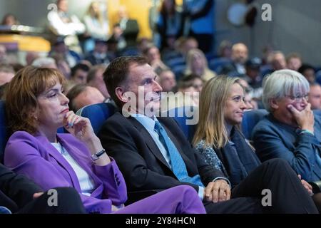 Les cadres supérieurs des conservatoires (G-d) Victoria Atkins, secrétaire d'État fantôme à la santé et aux soins sociaux, et Jeremy Hunt, député fédéral fantôme, chancelier de l'Échiquier, écoutent les discours. Discours des dirigeants finaux Conférence conservatrice Birmingham Royaume-Uni. Les quatre candidats au poste de leader sont montés sur scène pour plaider en faveur du leadership. Birmingham Conference International Convention Centre. Photo britannique : Garyroberts/worldwidefeatures.com Banque D'Images