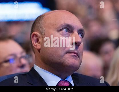 Andrew Griffith, secrétaire d'État fantôme aux Sciences, à l'innovation et à la technologie, député Arundel et South Downs, écoute les discours. Discours des dirigeants finaux Conférence conservatrice Birmingham Royaume-Uni. Les quatre candidats au poste de leader sont montés sur scène pour plaider en faveur du leadership. Birmingham Conference International Convention Centre. Photo britannique : Garyroberts/worldwidefeatures.com Banque D'Images