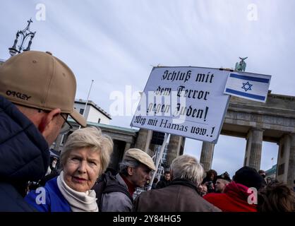 Allemagne, Berlin, 22 octobre 2023, rassemblement de solidarité pour Israël. Rassemblement debout contre la terreur, la haine et l’antisémitisme, dans la solidarité et la compassion Banque D'Images