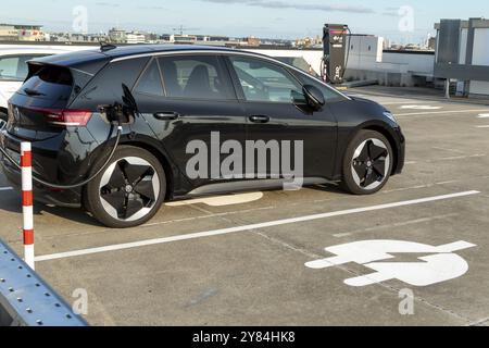 Mobilité, e-recharge Hambourg, voiture à une station de recharge, station de recharge pour véhicules électriques sur le pont du parking de MediaMarkt Tech Village, Hambu Banque D'Images