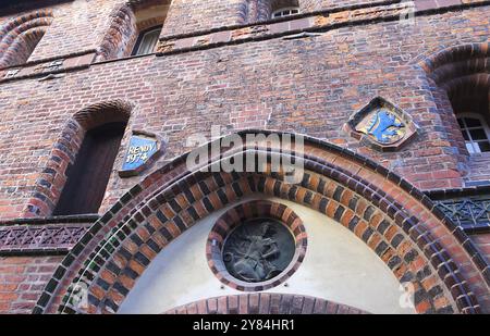 La ville hanséatique de Lueneburg, riche par son sel, mélange la brique gothique avec la brique Renaissance. Les églises en particulier sont des classiques du pur No Banque D'Images