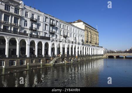 Date : mars, 2015 lieu : Hambourg, Allemagne description : les arcades alster de style italien au lac Hamburgs Alster Banque D'Images