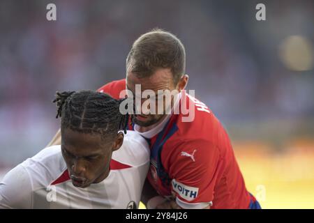 Match de football, Junior ADAMU SC Freiburg gauche et Benedikt GIMBER 1. FC Heidenheim avec tête baissée dans un duel pour le ballon, Voith-Arena football stadiu Banque D'Images