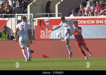 Match de football, Lukas Kuebler SC Freiburg centre dans les airs donnant la direction au ballon, Leonardo SCIENZA 1. FC Heidenheim essaie de l'arrêter, sur le Banque D'Images