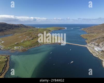 Chaussée, chaussée à Vatersay, tir de drone, Caolas, île de Barra, Hébrides, Écosse, Grande-Bretagne Banque D'Images