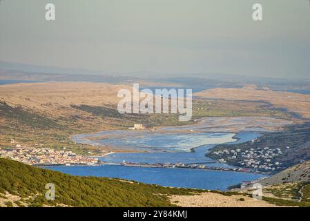 Champs de sel et la ville de Pag en Croatie Banque D'Images