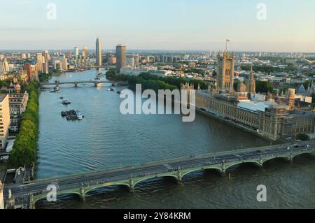 Vue du London's Eye au pont de Westminster à Londres Angleterre Grande-Bretagne lors d'Une belle journée d'été avec Un ciel bleu clair Banque D'Images