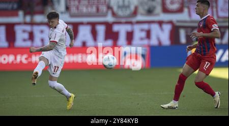 Match de football, Lukas Kuebler SC Freiburg croix gauche à droite, Mathias HONSAK 1. FC Heidenheim arrive trop tard, stade de football Voith-Arena, H. Banque D'Images