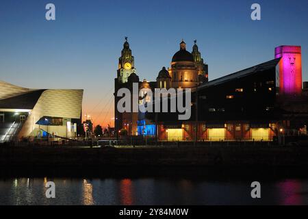 Canning Dock à Dusk Liverpool Angleterre Grande-Bretagne sur Une belle journée d'été avec Un ciel bleu clair Banque D'Images