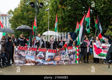 Berlin Allemagne 2 octobre 2024 : environ 50 participants assistent à un rassemblement pro-palestinien dans le contexte de l'escalade du conflit au moyen-Orient. Banque D'Images