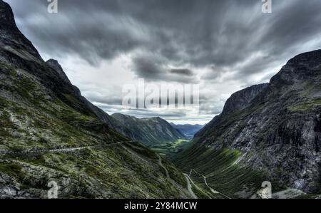 Vue panoramique sur le Trollstigen une route de col de montagne en Norvège Banque D'Images