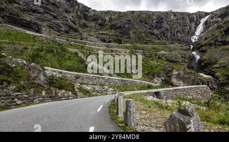 Vue panoramique sur le Trollstigen une route de col de montagne en Norvège Banque D'Images