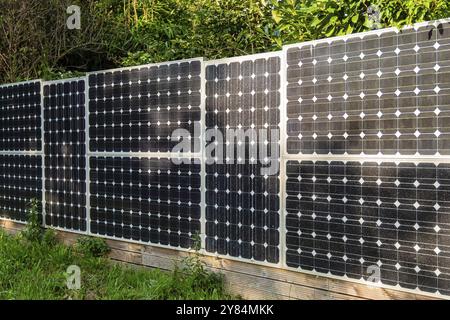 Clôture solaire, panneaux solaires comme clôture de jardin et écran d'intimité dans une rue à Langenfeld, Allemagne, Europe Banque D'Images