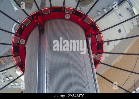 Brighton Royaume-Uni 19 juillet 2019 - : regarder vers le haut les réflexions sur British Airways i360 Banque D'Images