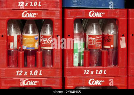 Bouteilles de consigne en plastique vides de la marque Coca Cola dans une caisse à boissons, Allemagne, Europe Banque D'Images