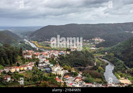 Vue imprenable sur le village de Penacova au Portugal par une journée nuageuse en automne. Banque D'Images