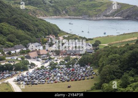 Lulworth Dorset Royaume-Uni 21 juillet 2019 - : regardant vers le bas à Lulworth Cove avec un grand nombre de voitures dans le parking Banque D'Images