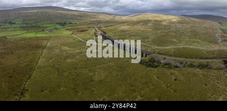 Viaduc Ribblehead, viaduc ferroviaire dans les Yorkshire Dales, derrière la montagne Whernside, tir par drone, Carnforth, Angleterre, grande-Bretagne Banque D'Images