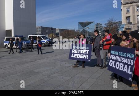 Allemagne, Berlin, 01.03.2023, les organisations humanitaires accueillent favorablement les stratégies féministes, les agences humanitaires et les organisations de développement accueillent favorablement les stratégies féministes Banque D'Images