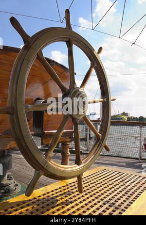 Le volant du navire historique Rickmer Rickmers, qui repose dans le port de Hambourg, en Allemagne, tourné en septembre 2015 Banque D'Images