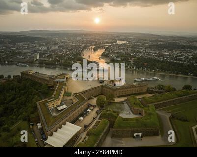 La forteresse d'Ehrenbreitstein est située à 118 mètres au-dessus du Rhin, en face de l'embouchure de la Moselle avec le Deutsches Eck à Coblence. Ehrenbreitstein F. Banque D'Images