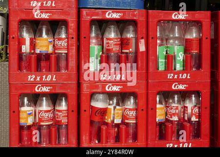 Bouteilles de consigne en plastique vides de la marque Coca Cola dans une caisse à boissons, Allemagne, Europe Banque D'Images